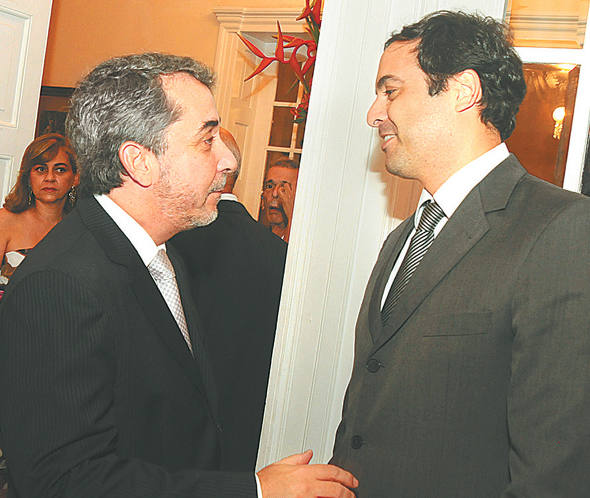 Guilherme Machado com Paulo Câmara na posse/Crédito Nando Chiappetta