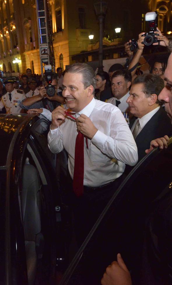 Eduardo Campos tira o paletó e a gravata na despedida do palácio/ Eduardo Braga