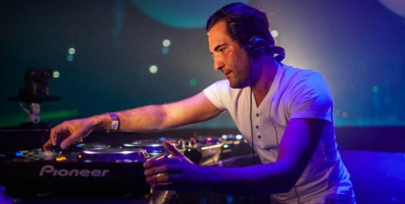 DJ Deniz Koyu anima noite na Pink Elephant