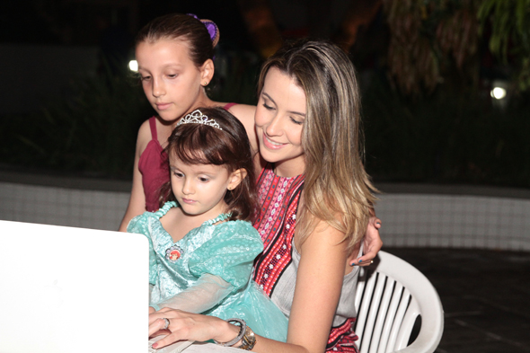 Bruna Monteiro com as filhas Sophia e Isadora - Crédito: Nando Chiappetta/DP/D.A Press
