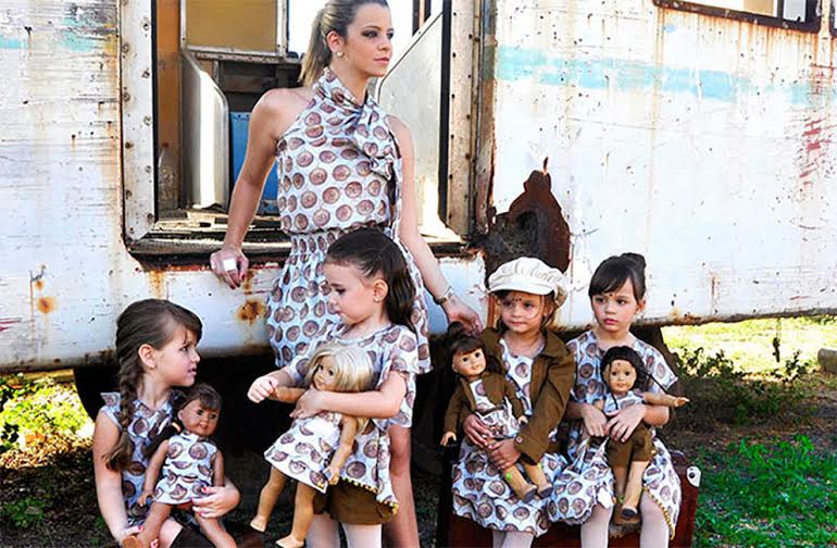 Na moda: combinação dos looks de mães e filhas - Foto: Cortesia