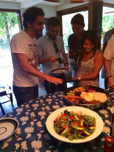 Wagner Moura servindo os convidado em almoço com menu colombiano - Foto: Cortesia
