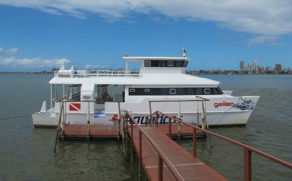 Embarcação do Aquáticos que leva os mergulhadores aos naufrágos Crédito: Site Aquáticos