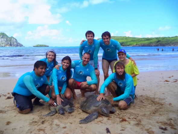 Jakelyne, na foto, é a morena na frente, com a tartaruga e Kaká aparece logo atrás - Foto: Ana Clara Marinho