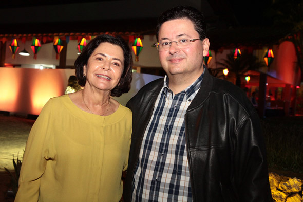 Antonio Campos, ao lado da mãe, Ana Arraes  - Crédito: Nando Chiappetta/DP/D.A Press