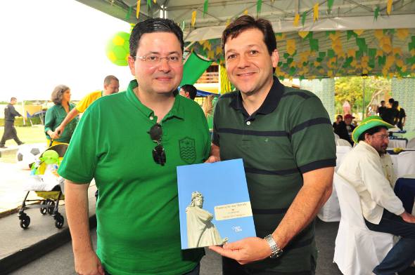 Antônio Campos entrega seu livro a Geraldo Julio