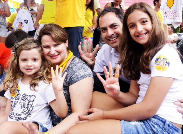 Paulo Câmara e a família.jpg