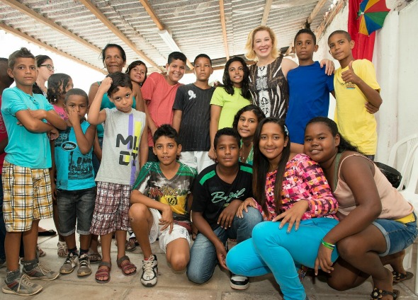 Claudia Raia fez a alegria de crianças no Recife