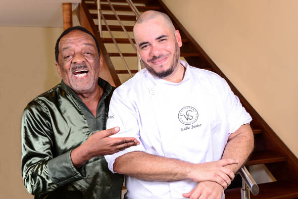 Naná Vasconcelos com o chef Eddie Júnior. Crédito: Déborah Ghelman / Divulgação