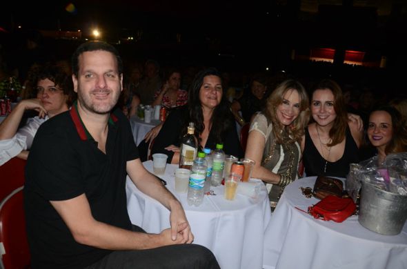Mario Baô, Paula Meira, Juliana Patriota e amigos. Crédito: Chevrolet Hall / Divulgação