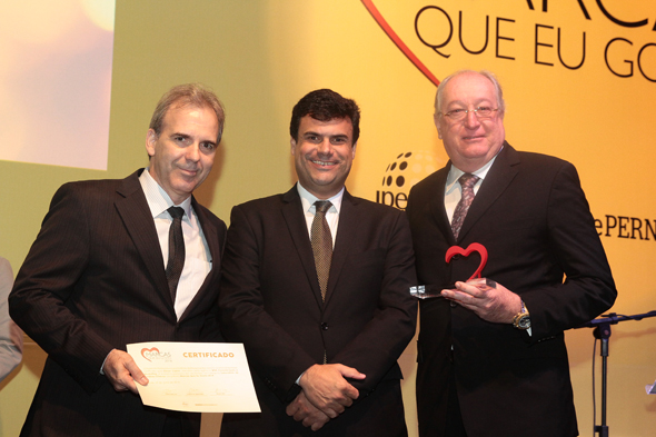 Gilson Cidrim (dir.), mais um ano agraciado, recebe o prêmio de Alano Vaz. Crédito: Nando Chiappetta / DP / D.A Press