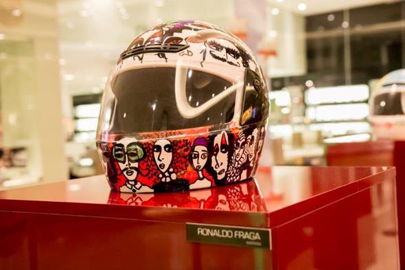 Capacete personalizado pelo estilista pernambucano Ronaldo Fraga. Crédito: Divulgação