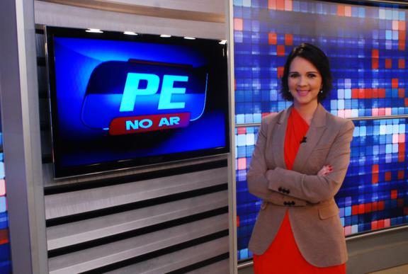 Isly Viana, apresentadora do programa PE no Ar, é quem vai mediar o debate no próximo dia 26, na TV CLube / Record. Crédito: Eduarda Bione / Divulgação 