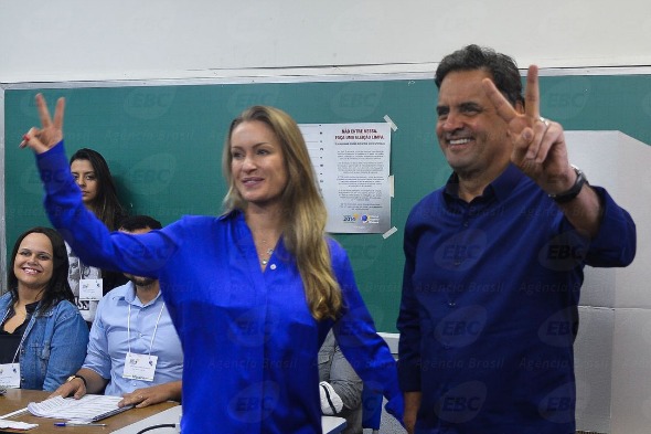 Aécio Neves votou ao lado da esposa Letícia Weber. Crédito: Agência Brasil / Divulgação