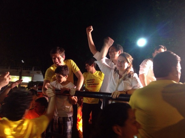 Paulo Câmara desfila em carro aberto em Casa Forte, acompanhado da esposa Ana Luiza, dos filhos de Eduardo Campos e do prefeito Geraldo Julio
