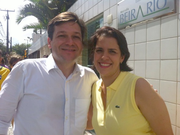 Geraldo Julio e Cristina Melo no prédio de Paulo Câmara. Crédito: Wagner Oliveira / DP / D.A Press