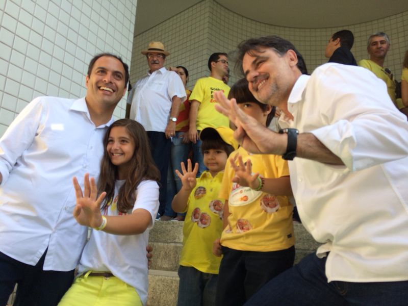 Paulo Câmara e Raul Henry posam para a foto com os filhos. Crédito: Wagner Oliveira / DP / D.A Press
