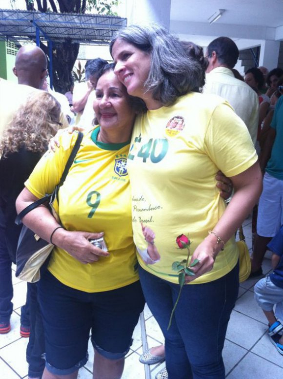 Renata Campos e eleitora. Crédito: Wagner Oliveira / DP / D.A Press 
