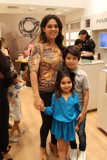 Cristiane Caminha com os filhos - Crédito: Erick Volgo/Divulgação