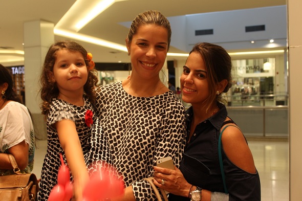Luciana Mapuranga com a filha Maria Eduaarda e Manuela Tenório - Crédito: Erick Volgo/Divulgação