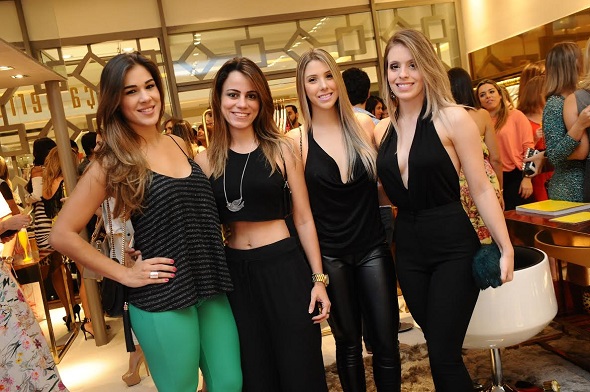Dani Morais e Duda Lobo com amigas - Crédito: Armando Artoni/Divulgação