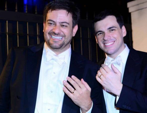 Os noivos Bruno Astuto e Sandro Barros exibindo a aliança, no seu casamento