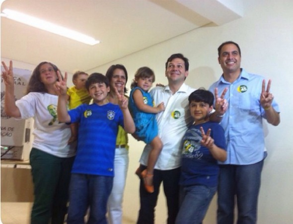Geraldo posou para foto, logo depois de votar, com os filhos, Paulo Câmara, Renata Campos e Miguel. Crédito: Julia Schiaffarino / DP / D.A Press