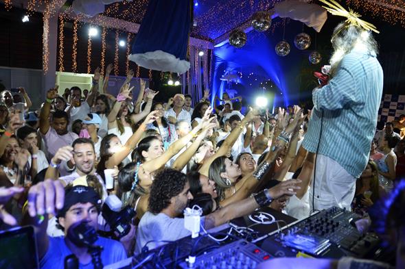 Zé Maria comanda a contagem progressiva no palco montado em sua pousada em Noronha - Crédito: Keila Castro/Divulgação