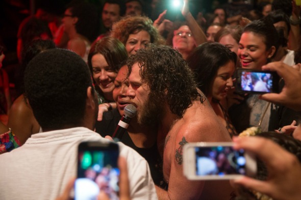 Otto desceu para cantar no meio do público. Crédito: Humberto Reis/Divulgação