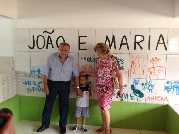 João Carlos e Auxiliadora Paes Mendonça, com uma das crianças assistidas pela Fundação Pedro Paes Mendonça