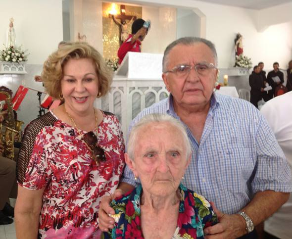 João Carlos e Auxiliadora Paes Mendonça e uma das velhinhas assistidas pela Fundação Pedro Paes Mendonça