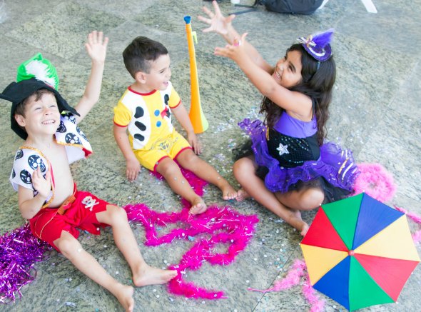 Pirata, Woody e Bruxinha produzidos com as fantasias da Mundo Puppet. Crédito: Puppet / Divulgação