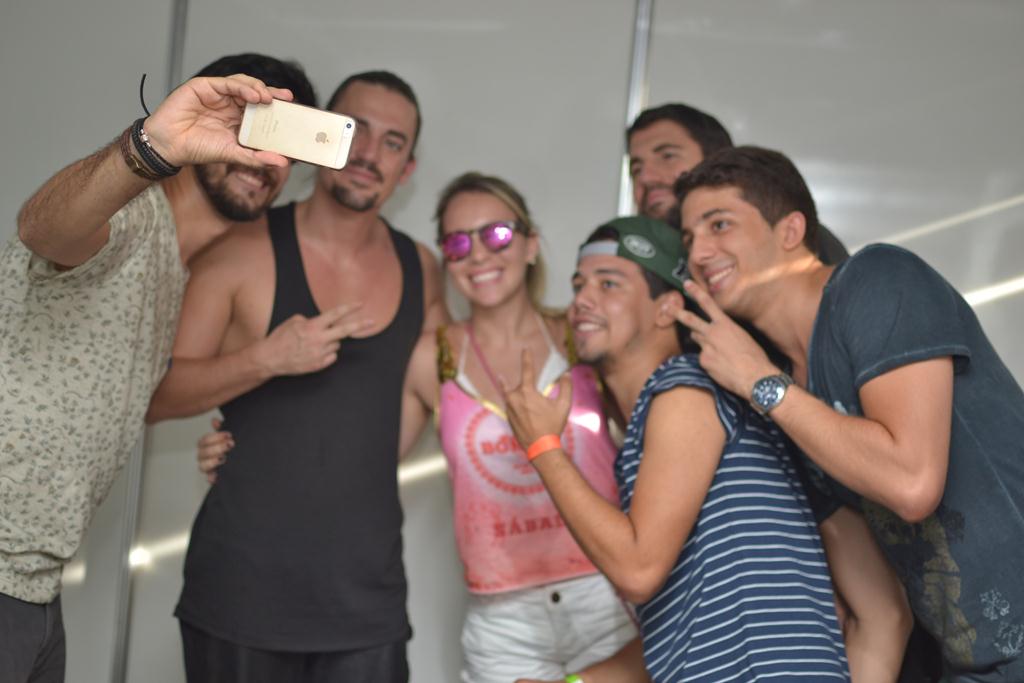 Os DJs belgas tiraram selfies com os meninos do E-Double e alguns amigos. Créditos: Larissa Nunes/ vagalume Comunicação