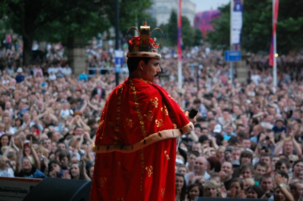 Pablo Padín durante uma das apresentações do tributo em Liverpool. Créditos: Divulgação/ God Save The Queen