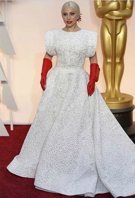 Lady Gaga canta música indicada ao Oscar em premiação