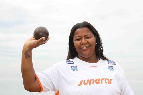 No primeiro treino da vida, Rosinha conseguiu atingir a marca dos três metros de arremesso. Créditos: Divulgação da atleta