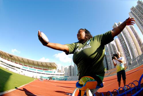 Rosinha pratica lançamento de disco, dardo e arremesso de peso. Créditos: Divulgação da atleta