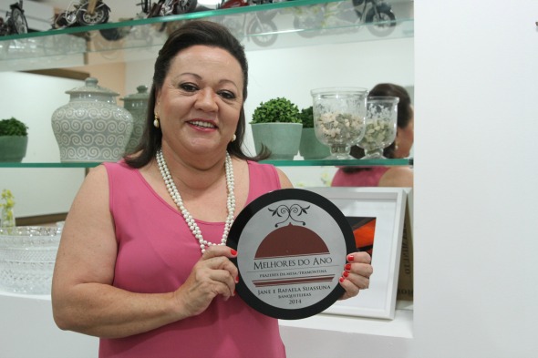 Jane Suassuna com o prêmio de Melhor Banqueteira do País - Crédito: Nando Chiappetta/DP/D.A Press