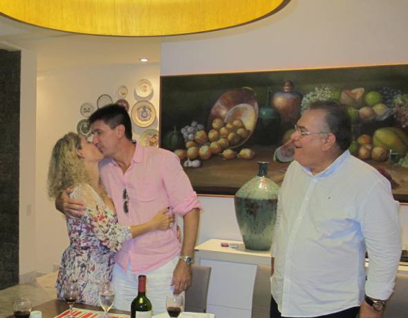 Desembargador Frederico Neves observa o beijo apaixonado de Sandra e Janguiê