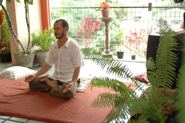 Uma respiração regularmente otimizada pode ser aprendida e treinada através de cursos, como meditação, yoga, tai chi chuan, e pilates. Crédito: Juliana Leitao/DP