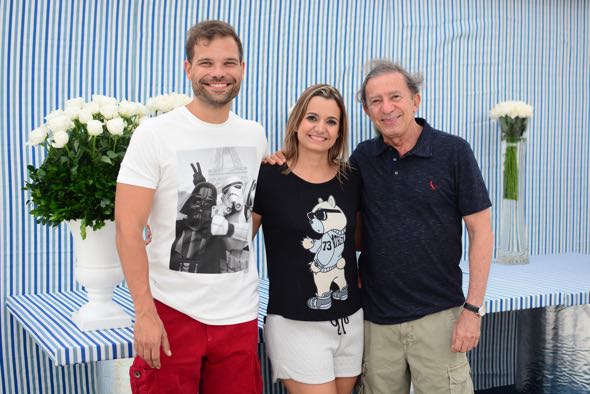 A anfitriã com o marido Bruno Cezar e o pai Nivaldo Cavalcanti. Crédito: Gabriel Pontual / Divulgação