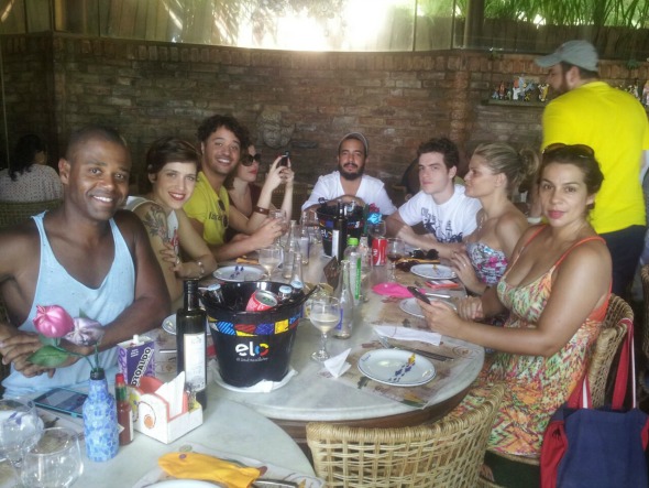Mel Lisboa e elenco almoçaram no Beijupirá de Olinda. Crédito: Freedom Cavalcanti / Divulgação 