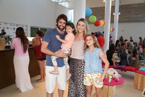 Jorge Peixoto, Bruna Monteiro, Isadora e Sophia. Crédito: Guilherme Paiva / Divulgação
