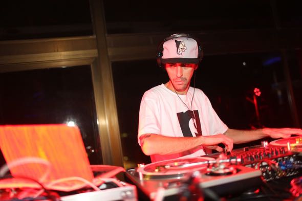 Nuts, DJ oficial de Marcelo D2, foi a grande atração da noite. Crédito: Celo Silva / Divulgação