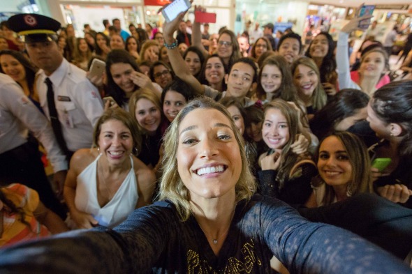 Gabriela Pugliesi tirou uma selfie com todos os fãs que a esperavam do lado de fora da loja. Crédito: Navalha Studio/Divulgação Grupo Ruas
