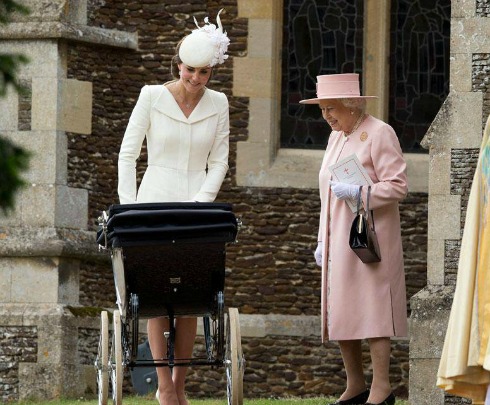 Kate Middleton conversa com a Rainha Elizabeth II. Crédito: Reprodução/Facebook Oficial da Família Real