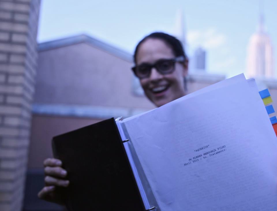 Foto divulgada no facebook oficial de Kleber Mendonça. Nela, Sonia Braga aparece com o roteiro do novo filme. Créditos: Reprodução Facebook