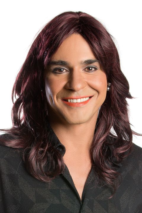 André Gonçalves interpreta Débora na peça "Amigas, pero no mucho". Crédito: Divulgação