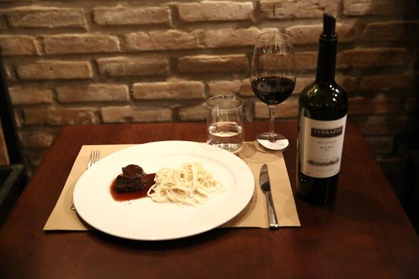 Filetto ao Porto harmonizado com Single Vineyard Malbec 2010. Crédito: Raquel Melo/Divulgação