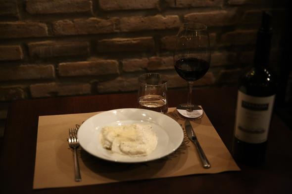 Raviolo de Taleggio al Tarturo Nero harmonizado com Reserva Malbec 2012. Crédito: Raquel Melo/Divulgação